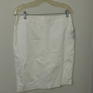 LIZ CLAIBORNE White pencil skirt, size 12 petite